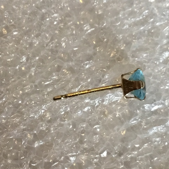 10k gold stud earrings w/ square aquamarine stones - Picture 3 of 8